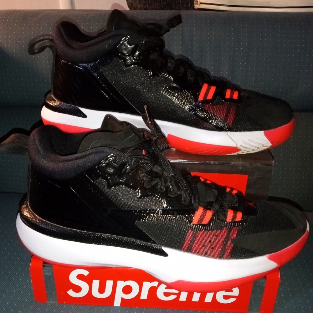 NIKE AIR JORDAN ZION 1 (GS) BLACK-BRIG CRIMSON: DA3131-006: SZ 7Y/8.5W